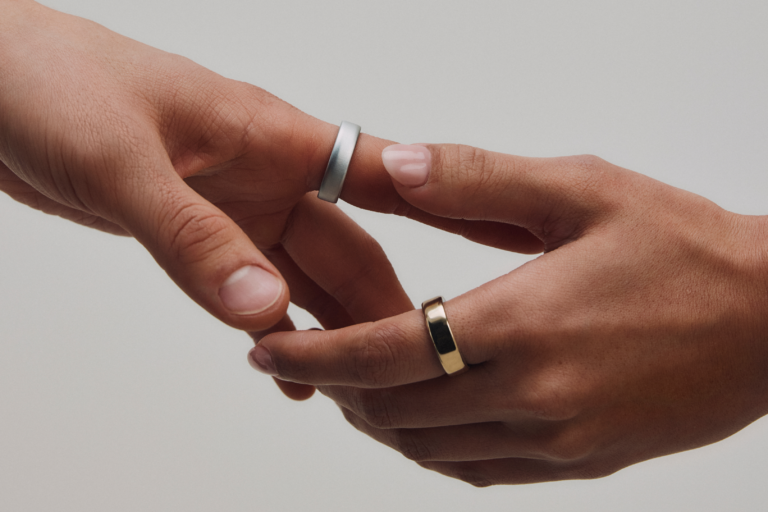 Hände mit Oura Ring 5 am Finger