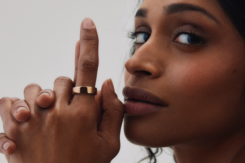 Oura Ring 5 in Deep Rose am Finger getragen