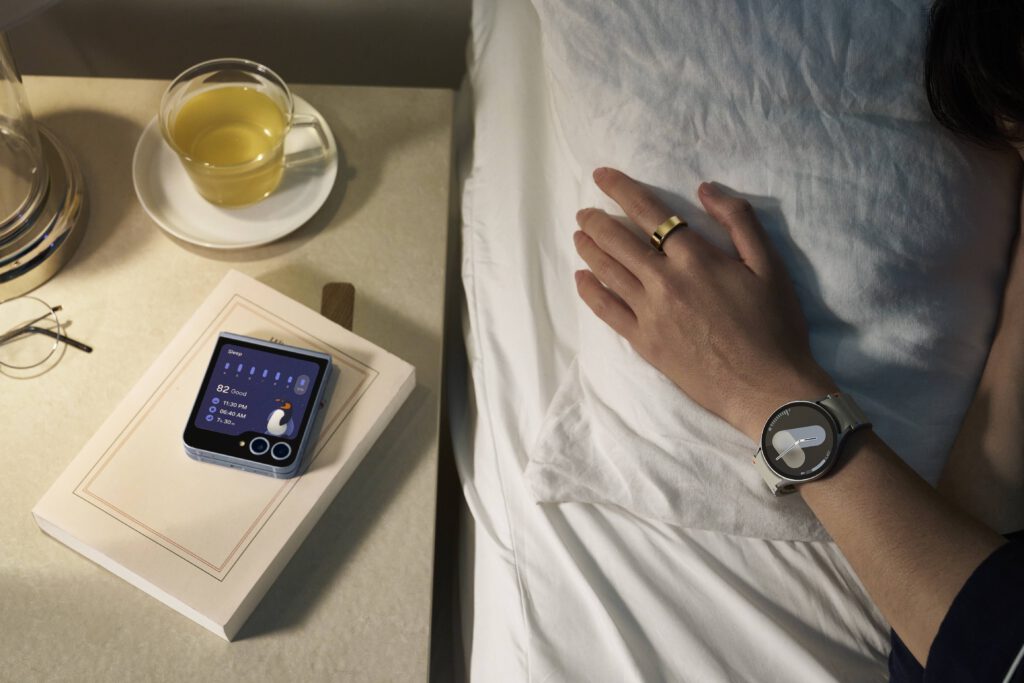 Galaxy Ring am Finger neben Smartwatch und Smartphone